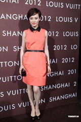 组图：范冰冰野猫造型出席活动 巩俐黑裙保守