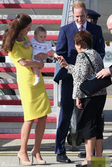 组图：凯特抱子随访澳洲 黄衣明艳狂风吹乱秀发