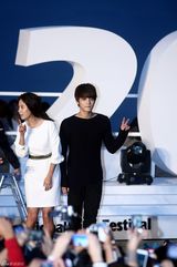 组图：金在中宋智孝携手《豺狼来了》釜山见面会