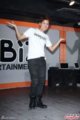 组图：吴克群内地跨年 无暇陪女友何超莲