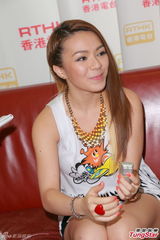 组图：胡夏渴望演赛车手 郑欣宜否认与老外激吻