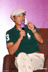 组图：泽塔-琼斯造访中国 休-格兰特一天恋爱五次