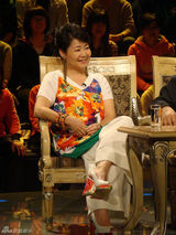 高清：萨日娜变早春时尚达人 优雅风韵散发成熟魅力