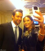 组图：程晨与杰克曼后台耍顽皮大比C手势