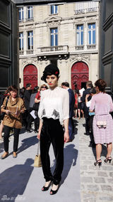 组图：尚雯婕亮相巴黎时装周 红唇复古优雅高贵