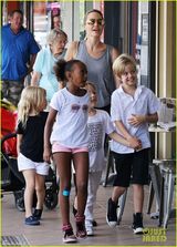 组图：朱莉带孩子逛书店 一家人牵手过街显温馨