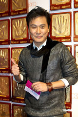 幻灯：群星聚首慈善晚会 张信哲李霄云等爱心献唱