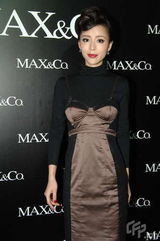 幻灯图：何超仪与偶像乐队合作 张静初拒谈男友