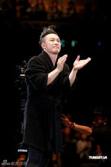 幻灯图：陈奕迅个唱雷人造型不断 否认与妻子离婚