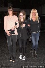 组图：艾薇儿戴眼镜扮文艺青年 否认怀孕埋头疾走