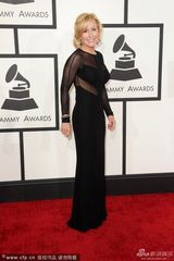 组图：作曲南-施瓦兹透视装内衣尽露显豪放