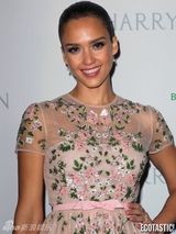 组图：杰西卡-阿尔芭粉色花裙甜美动人