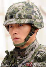 组图：韩星玄彬亮相部队活动 帅气未减眼神坚毅