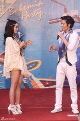 组图：蔡依林萧敬腾出席代言活动 雨中激情献唱