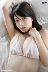 组图：90后G奶女星岸明日香撅臀扭腰秀性感