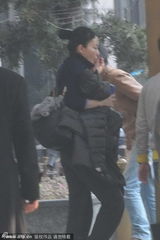 组图：王菲扎小辫现身上海 不顾形象抠鼻子