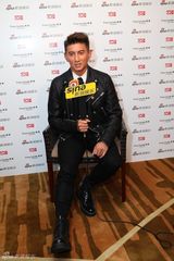 组图：新浪娱乐明星街拍盛典对话吴奇隆