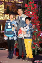 组图：郭富城享受秀肌肉 单身圣诞节与妈妈度过