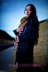 组图：武文佳写真诠释妩媚多姿女人味