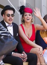 组图：抖奶超模阿普顿明艳红裙俯身爆D奶