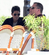 组图：哈里-贝瑞潮装打扮与朋友外出吃午饭