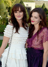 高清图：莉顿-梅斯特露穿肩礼服亮相巴黎时装周