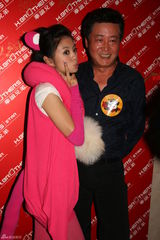 组图：安以轩生日派对众星捧场 扮粉红顽皮豹