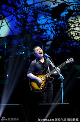 组图：许巍北京个唱高歌 送上绝版青春记忆