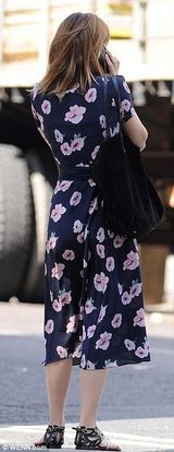 组图：沃特森黑色花朵长裙知性 与友人开心热聊