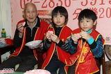 组图：小小彬一家五口关怀独居老人现场温馨