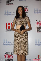 组图：张梓琳婚后豹纹亮相 胡歌黑衣秦海璐红裙