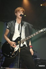 组图：八三夭开唱阿信站台 欲学谢和弦微博放料