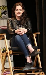 组图：克里斯汀-斯图尔特街拍 黑色夹克有型