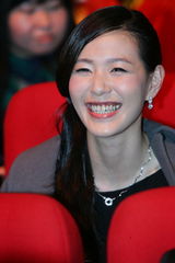 高清图集：新浪网络盛典 张悬深情演唱笑容满面