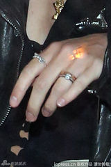 组图：奈特莉婚后首亮相晒钻戒 老公懒理狗仔