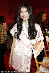 组图:维密年度大秀开幕泰勒献唱 众超模T台斗艳