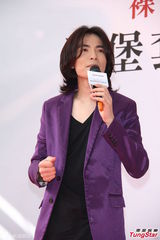 组图：萧敬腾帮擦保养品粉丝乐翻