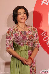 组图：刘晓庆话剧超百场破纪录 开怀大笑比V字