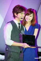 组图：陈柏霖视频聊天维系感情 工作中过白色情人节