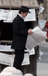 幻灯图集：《漂亮朋友》伦敦热拍 帕丁森绅士打扮