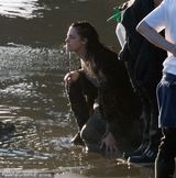 组图：《暮光》女主角新片扮公主 遭喷水露半球