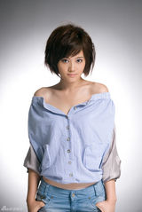 幻灯图：牛丽燕短发写真 展现爽朗性格