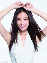 组图：倪妮红白玫瑰裸妆写真 清新魅惑展可塑性