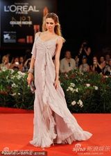 组图：安娜蕾-提普顿闪耀红毯 裸色纱裙飘逸轻盈