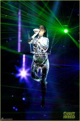 组图：EMA女星多穿三角裤 麦莉领小矮人似gaga