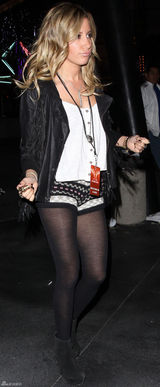 高清组图：阿什丽-提斯代尔街拍短裤丝袜秀美腿