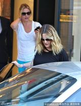 组图：巴里摩尔三婚倒计时 闺蜜迪亚茨作陪选衫