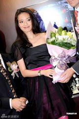 组图：舒淇出席腕表店开业 半露香肩展示迷人微笑