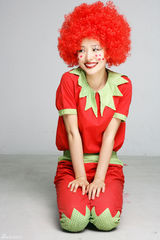 组图：江一燕小丑写真玩百变 银幕素描潇洒小妞