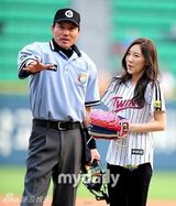组图：少女时代泰妍徐贤亮相棒球场 开球秀身姿